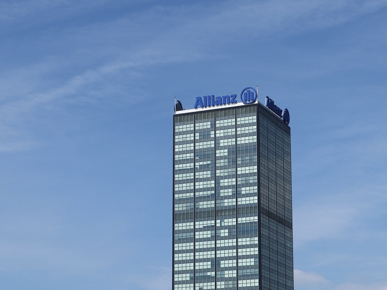 Hochhaus mit Allianz Schriftzug