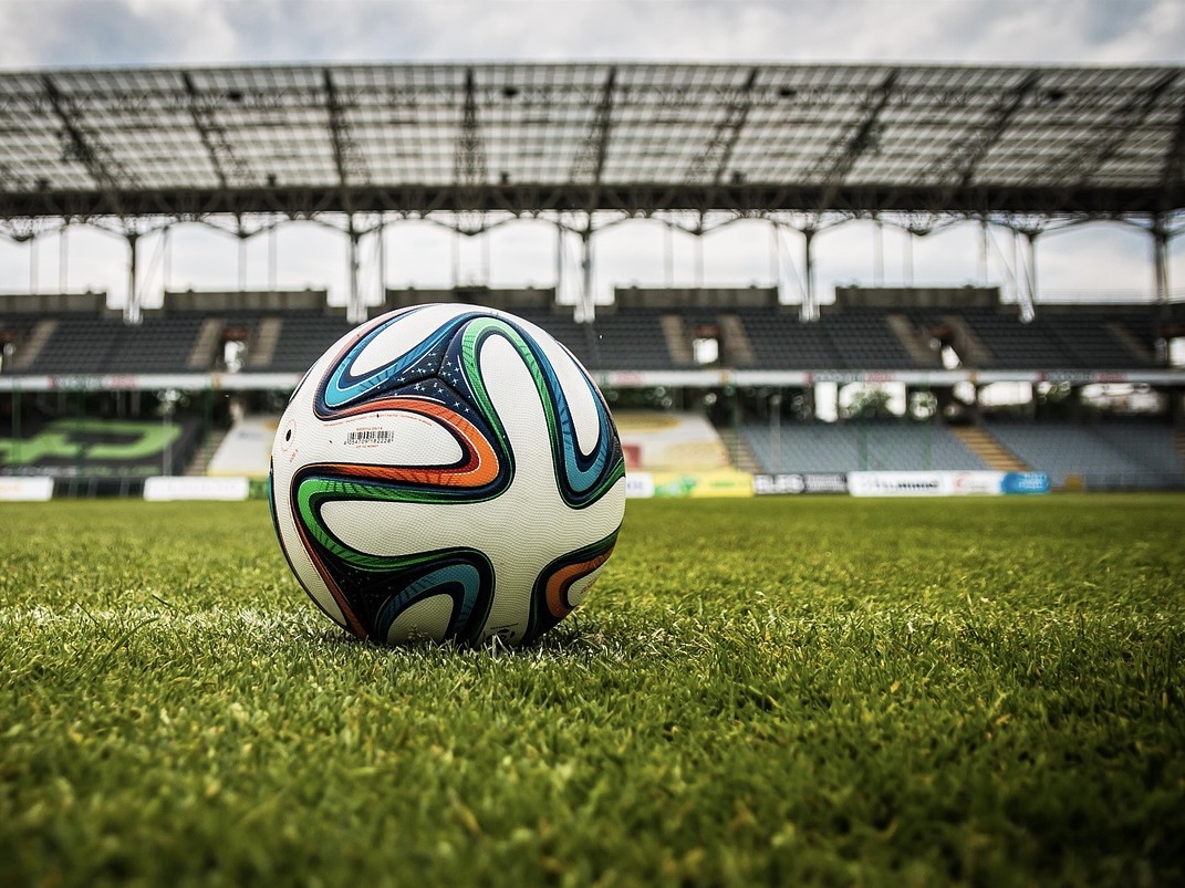 Fussball liegend in einem Fussballstadion