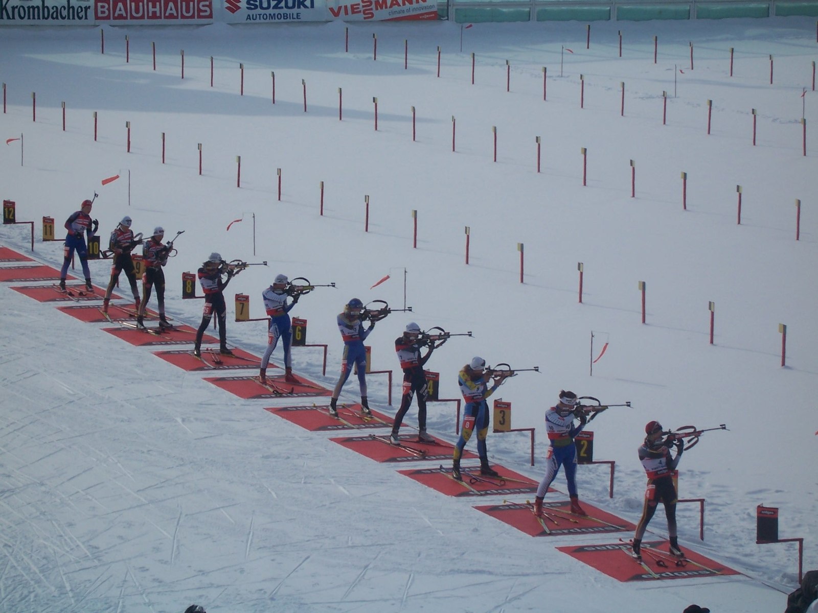 Biathleten am Schiessstand