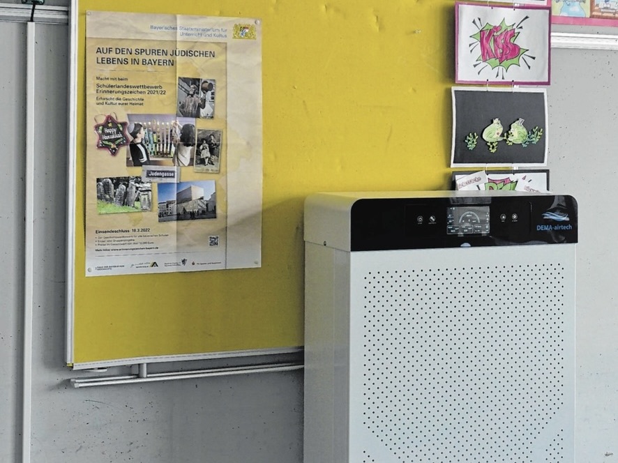 Luftfilter vor einer Pinnwand