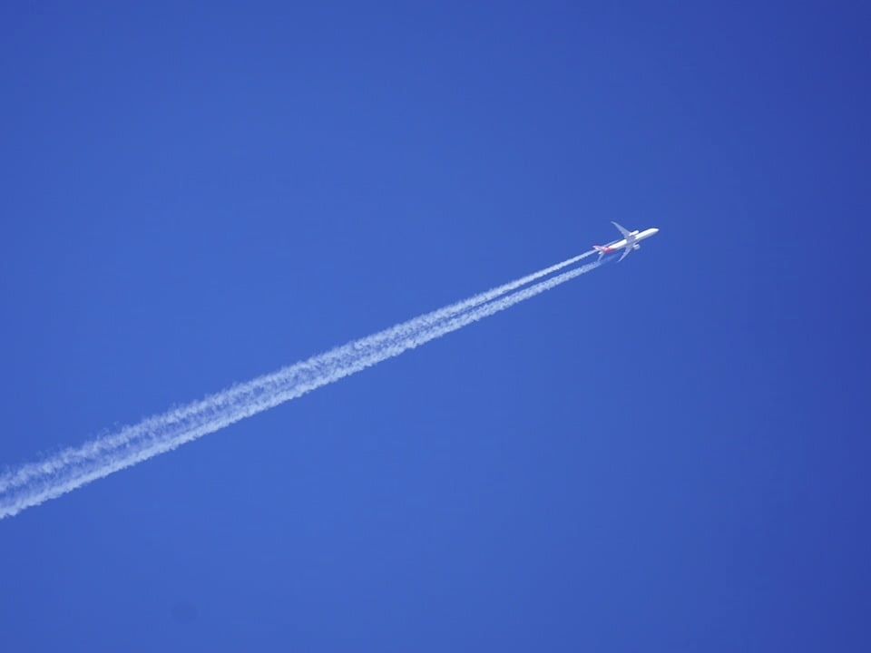 Flugzeug mit Kondensstreifen