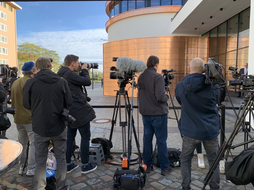 Synagoge in Dessau, Journalisten im Vordergrund