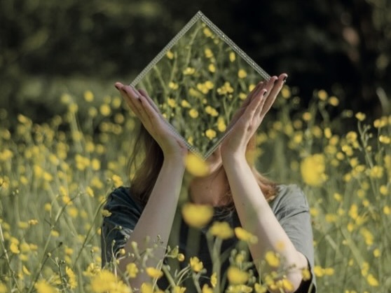 Mädchen in Blumenwiese