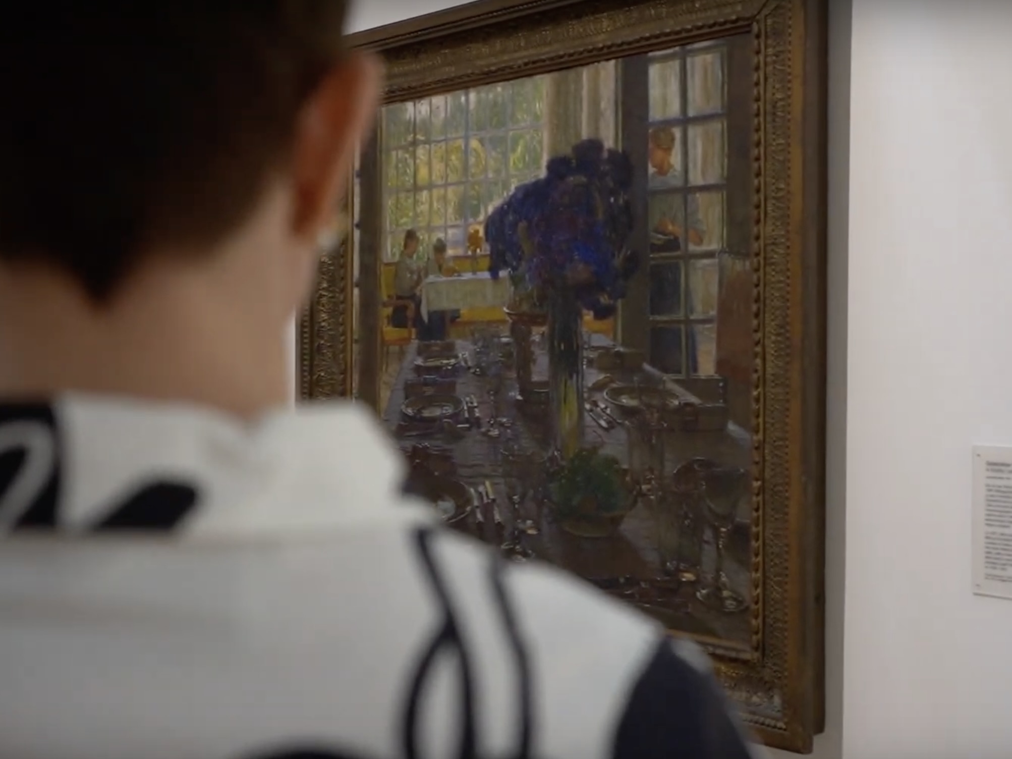 Frau, die Kunst betrachtet